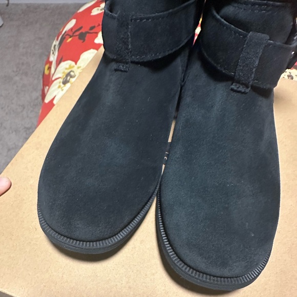 NIB UGG black boots 8.5 - Picture 4 of 11
